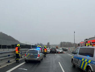 Na 53. kilometru dálnice D56, na obchvatu Frýdku-Místku, došlo k nehodě deseti osobních vozidel.…