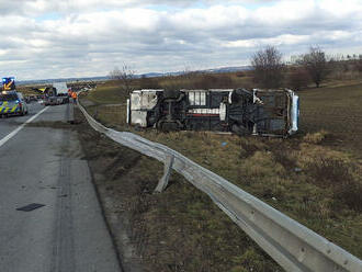 Dvě jednotky zasahovaly na dálnici D1 u převráceného elektrobusu, převážela ho odtahová služba