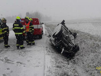 Mezi Částkovem a Pernolcem havarovalo jedno auto do příkopu. V autě cestovaly tři osoby, jedna…