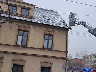 Jednotka ze stanice Chomutov odstranila uvolněné tašky, opřené o okap, ze střechy v Pražské ulici v…