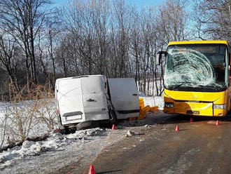 Hasiči zasahovali u dopravní nehody dodávky a autobusu mezi obcemi Lázně Libverda a Ludvíkov pod…