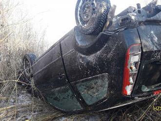 Mezi Planou a Kyjovem havarovalo osobní vozidlo, jedna osoba je v péči ZZS. Auto je bez úniku mimo…