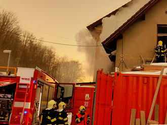 V Jablonci nad Nisou zasahovali hasiči u požáru bývalé nádražní budovy. Požár byl lokalizován a…