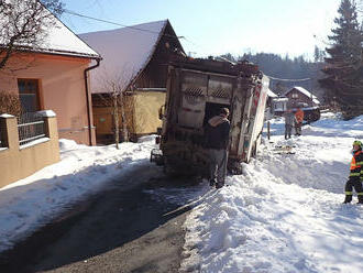 V Dolní Bečvě sjel při couvání popelářský vůz zadními koly mimo z krajnice a nemohl vyjel, vytáhl ho traktorista