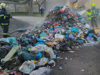 Hasiči ze stanice Louny a dobrovolní hasiči obce Libčeves likvidovali požár odpadu ve vozidle na…