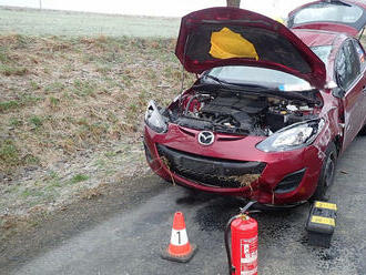 Mezi obcemi Kostelany a Lhotka havaroval osobní automobil, jeden člověk se zranil