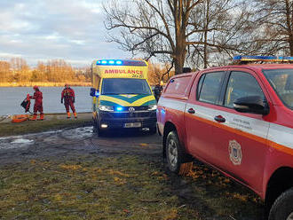 V Ostrově na Karlovarsku hasiči zachraňovali dívku, při venčení psa se pod ní propadl led