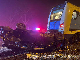 Na železničním přejezdu u Tršnic na Chebsku zasahují hasiči u železniční dopravní nehody, do…