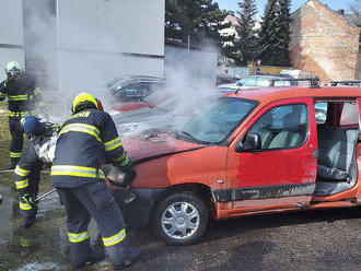 K požáru vozu vyjížděli hasiči do Žamberku. Plameny zasáhly motorový prostor, hasiči je…