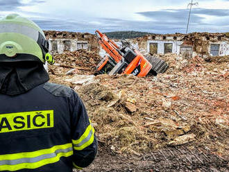 Na stavbě ve Vlachově Březí se propadl 25tunový bagr do sklepa budovy