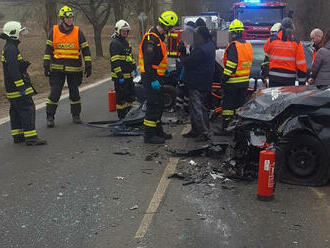 Na Příbramsku, poblíž obce Chraštice, řeší hasiči dopravní nehodu dvou osobních automobilů. Na…