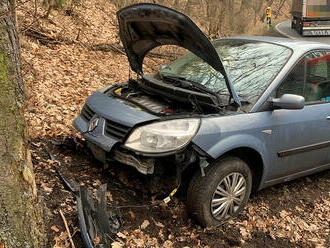 Mezi Tupadly a Želízy vyjely složky IZS k nehodě osobního vozidla, narazilo do stromu. Jedna osoba…