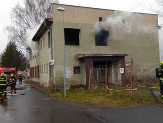 V nevyužívané budově v Karlových Varech, v části města Tuhnice, začalo hořet po poledni. Hasiči na…