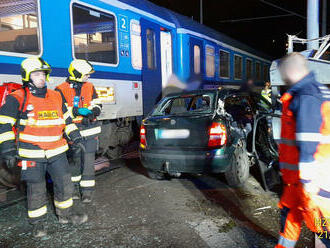 V Samaritské ulici v Plzni se na přejezdu střetl rychlík a osobní auto. Řidič stihl opustit vozidlo…