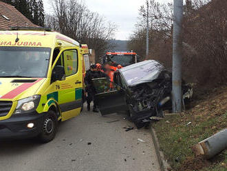 V ulici Hapalova v Brně hasiči zasahují u dopravní nehody osobního automobilu, událost komplikuje…