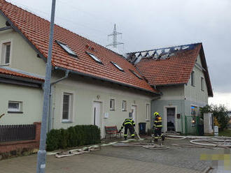 U požáru střechy rodinného domu, na které se nacházejí solární panely, zasahují hasiči z druhého…