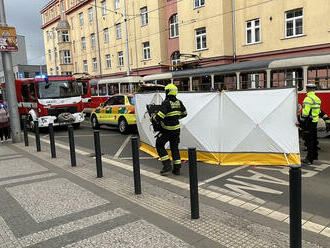 V Praze – Holešovicích v Dělnické ulici zasahují hasiči u vyproštění osoby zpod tramvaje.