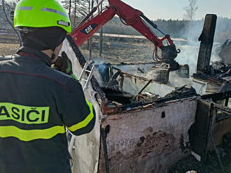 V Kardašově Řečici hořel rekreační objekt, majitelka dům včas opustila