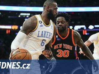 LeBron James triple doublem podtrhl výhru Lakers nad New Yorkem