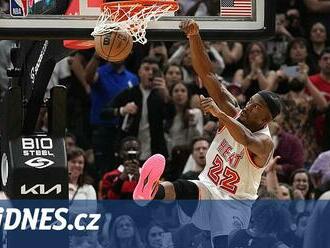 Butler zajistil smečí s klaksonem výhru, v NBA zazářil i nováček Duren