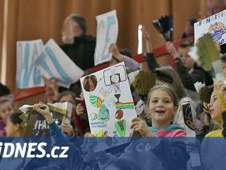 Vřískot! Školáci zaplnili chomutovskou halu a z basketbalu s USK udělali show