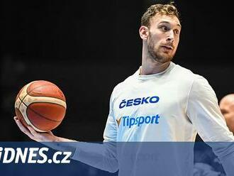 Pivot basketbalové reprezentace Karnik bude hrát za Brno