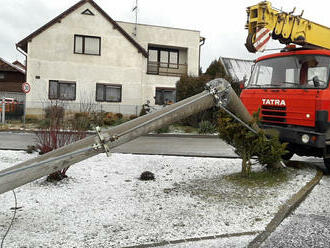 Ve Zruči, ve Zlaté ulici, porazil autojeřáb sloup elektrického vedení a strhl vodiče na zem. V této…