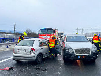 Na obchvatu Frýdku–Místku havarovalo 10 vozidel, k nehodě letěl i vrtulník