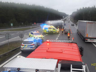 Dvě osobní vozidla se střetla s nákladním automobilem s cisternovým návěsem na dálničním přivaděči…