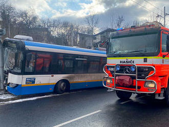 Nehoda trolejbusu v Ostravě si vyžádala pět zraněných, na místo zamířil i vyprošťovací speciál hasičů