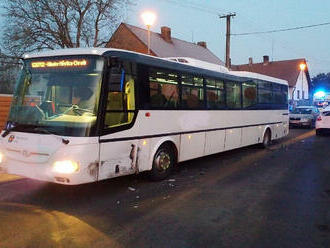 Čtyři zraněné osoby, to je bilance ranní nehody u Slatiňan – střetl se autobus a auto. V autobusu…