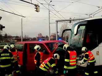 V Českých Budějovicích se střetl autobus s dodávkou, jeden z řidičů byl zraněn