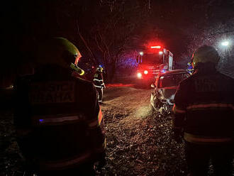 Hasiči vyprostili vozidlo, které sjelo z rozbahněného srázu v Praze 13