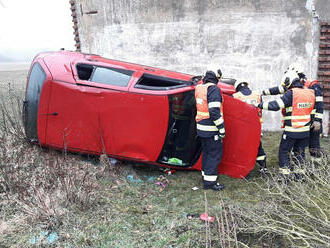 Hasiči zasahují v Žilově u dopravní nehody jednoho osobního auta. Zraněné osobě poskytli…