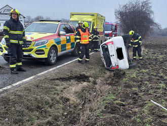 V ulici Spořická v Praze zajišťují hasiči vozidlo po dopravní nehodě. Uzavřen je jeden jízdní pruh.