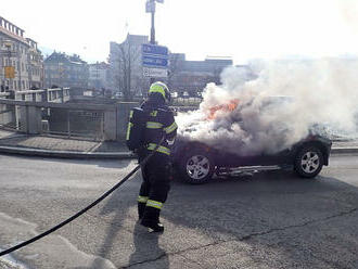 Ve Vsetíně zasahovali hasiči u požáru osobního vozidla, škoda byla vyčíslena na 150 tisíc korun