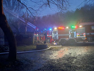 Hasiči vyjeli k nahlášenému požáru půdy rodinného domu v obci Valdorf u Horšovského Týna. Po…