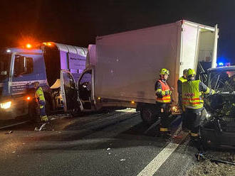 Dvě jednotky hasičů vyjely k dopravní nehodě tří vozidel na silnici  číslo 63. V důsledku střetu 2…