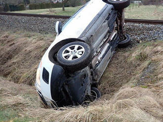 U obce Poličná sjel automobil mimo vozovku a zůstal na boku u železniční trati, dva muži skončili v péči zdravotníků