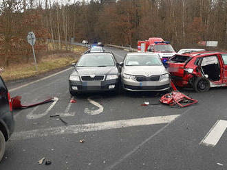 Na D6 poblíž Kolešova na Rakovnicku řeší hasiči dopravní nehodu čtyř osobních automobilů. Na místě…