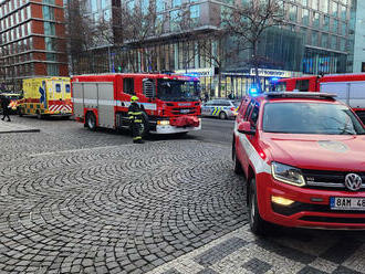 U OC Nový Smíchov v Praze hasiči asistovali policistům při prověřování odloženého zavazadla.