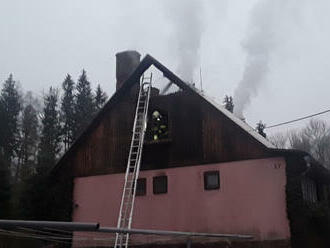 Hasiči zasahují u požáru komínu a střechy rodinného domu v Bedřichově, v místní části Oskavy.…