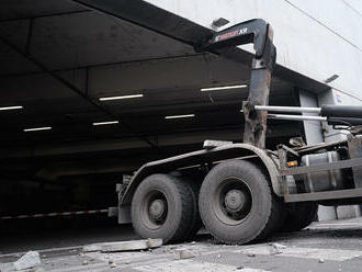 Nákladní auto poškodilo betonový blok opláštění nákupního centra v Praze 5, na místě zasahovali hasiči ze dvou stanic