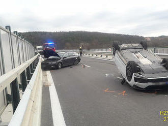 Na estakádě mezi Křimicemi a Radčicemi havarovala dvě vozidla. Jedno na střeše, druhé ve svodidlech…