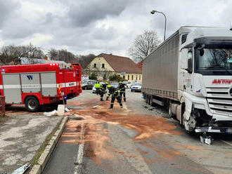 Na křižovatce ulic Tyršova a Zámecká v Žamberku došlo k nehodě osobního a nákladního vozidla