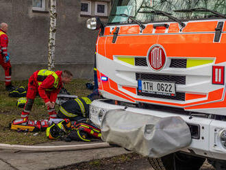 Hasiči z hořícího bytu v Paskově vynesli v náručí dvě děti, jedno z nich požár nepřežilo