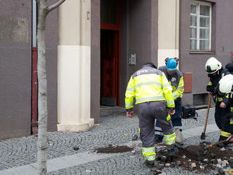 V Mánesově ulici v Hradci Králové zasahují hasiči při úniku plynu z vedení do bytového domu, ve…