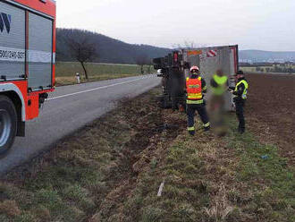 Na příjezdu do Kníniček ve směru od Jinačovic se převrátil nákladní automobil. Nehoda se obešla bez…