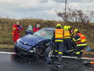 Při nehodě dvou osobních vozidel v obci Vysoká na Bruntálsku museli hasiči vyprostit jednoho z řidičů