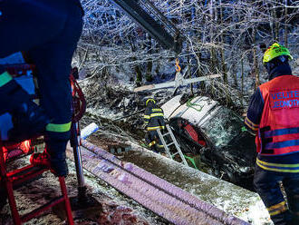 Tři jednotky postupně vyjely na kopec Šébr mezi Ústeckým a Libereckým krajem, osobní automobil tam…